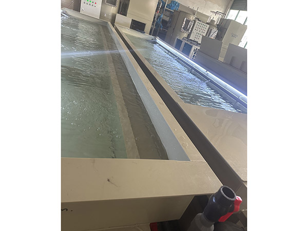 澳龍暫氧池 室內養殖區 活魚箱養殖